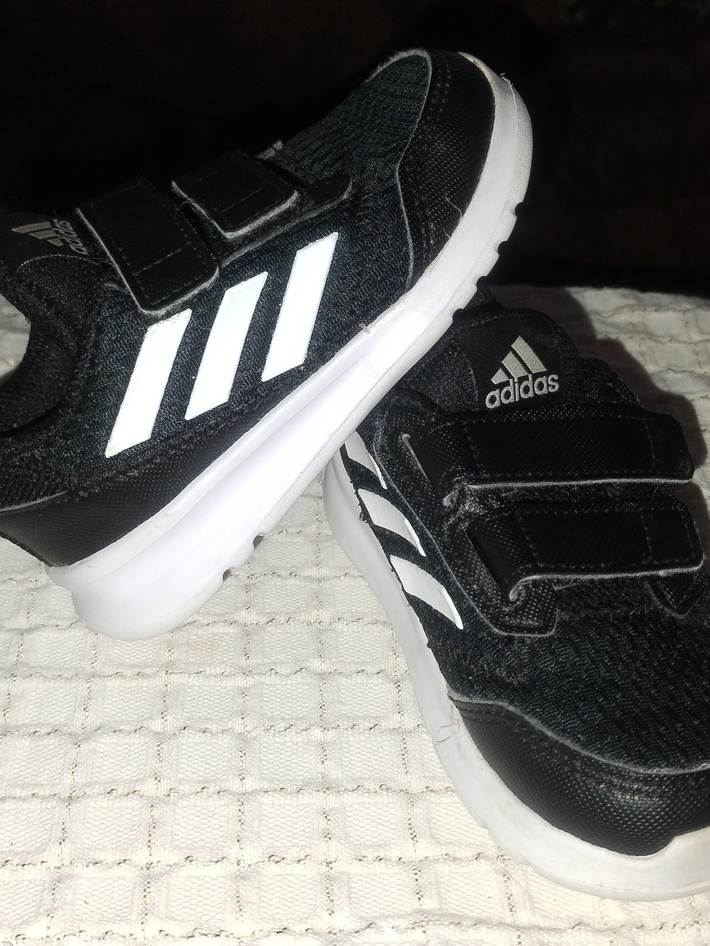 adidas AltaRun Size 6 Black + White Sneakers
